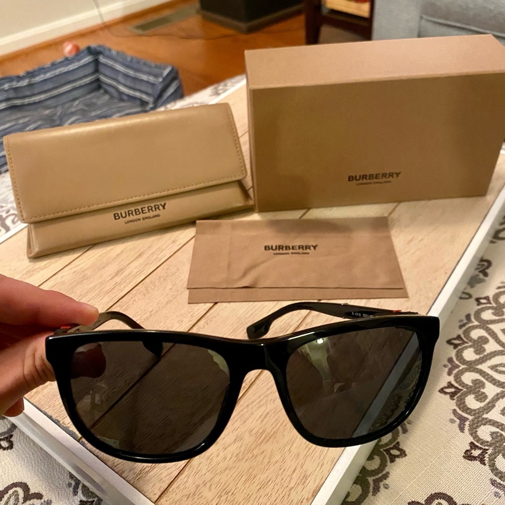 Unisex polarized Burberry sunglasses